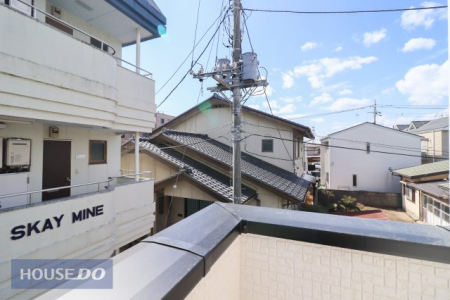 ���̑� �y��������̒��]�z�o���R�j�[����̌i�F�B�\���ȊԊu���m�ۂ���Ă���܂��B