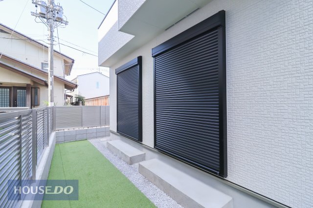  �y�h�Ɛݔ��z�P�K���r���O�ɂ͉J���̋������ɂ��𗧂h�ƃV���b�^�[�����Ă��܂��B