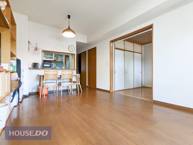 ���r���O ��14.5���̍L�X�Ƃ������r���O�ł��I�ǖʂ̖ʐς���������m�ۂ���Ă��邽�߁A��^�̃e���r�{�[�h��\�t�@�A�ǖʎ��[�������R���݂ɃJ�X�^�}�C�Y�ł��܂���