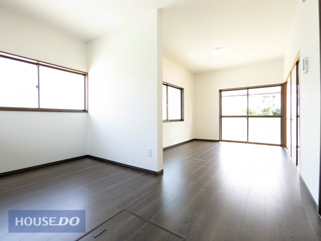  �����ʂ���̍̌��Ŗ��邭�J���I�Ȃk�c�j�I��O�̃L�b�`���X�y�[�X���烊�r���O�܂ŐS�n�悢�����L����܂��B