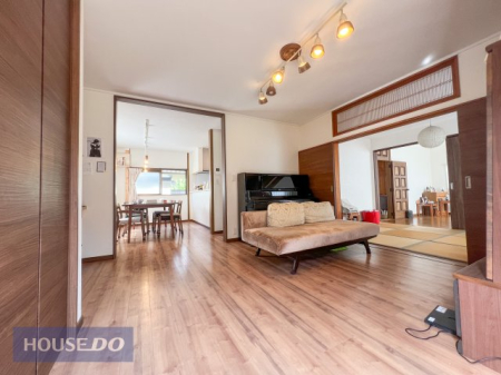 ���r���O ������˂����ނ��������ȗz���ƃi�`�������Ȗؖڂ̏���C���e���A�����炩�ȕ��͋C�̃��r���O���[���ł��B